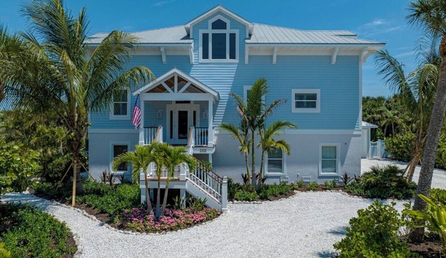 Luxury - 255 Wheeler - 6 bedrooms - sleeps 12 - Pool - 2 block from the Beach! in Boca Grande