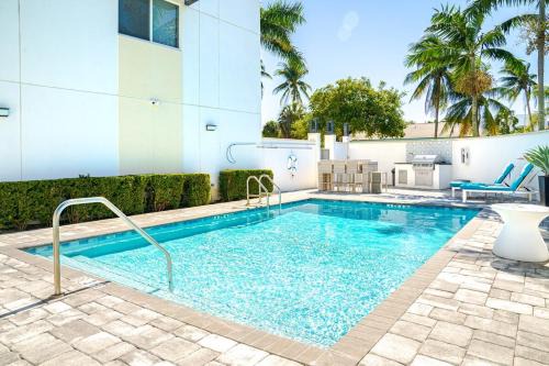 Luxury - 2BR 2BA - Balcony - Right Across From the Beach