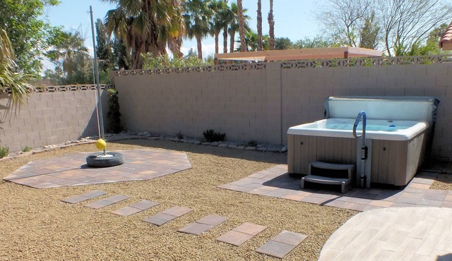 Luxury 4 BR Home/King Bed/Spa/BBQ & Games ~ Minutes to the Strip in Henderson