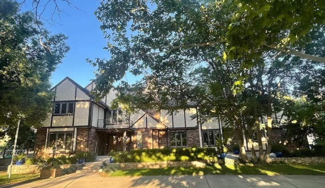 Luxury Basement Apartment with Private Entrance. Play with Farm Animals!