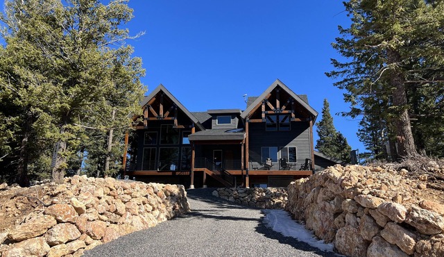 Luxury Executive Style Cabin 7 BR 4.5 BA Hi Speed Wi-Fi in Duck Creek Village