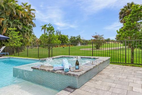 Luxury Golf-Front Retreat 3BR3BA HTD Pool, Jacuzzi, GOLF AVAILABLE in Naples