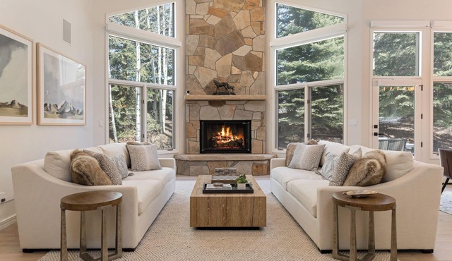 Luxury Home - 6-Bedrooms with 4 Kings + Game Room