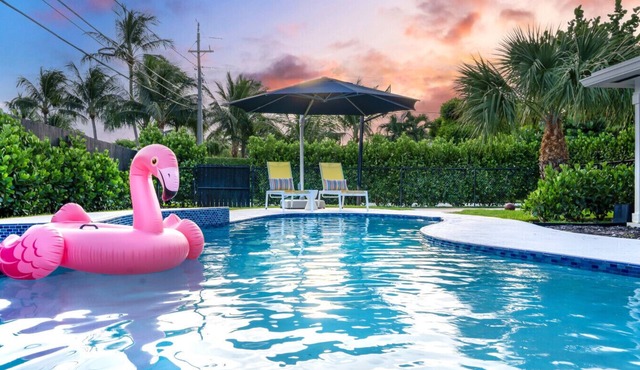 Luxury Home | Heated Salt Pool, Cinema, Court, & Fire Pit in Delray Beach