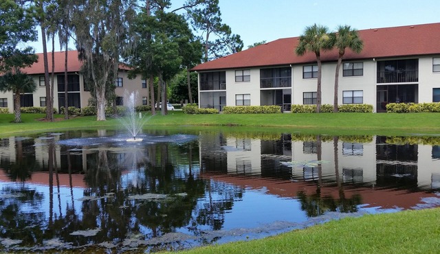 Luxury Lakefront Condo, Resort Amenities, 10 Minutes to Beach