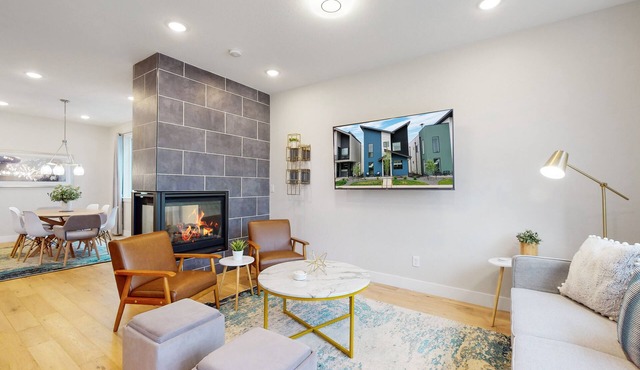 Luxury Mid-Century Modern Home w/Rooftop, Gym, Tubes, Snorkeling gear