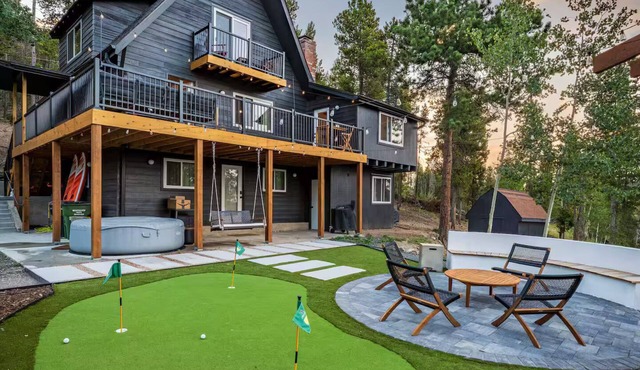 Luxury Mountain Chalet- Views, Hot Tub & Putting Green