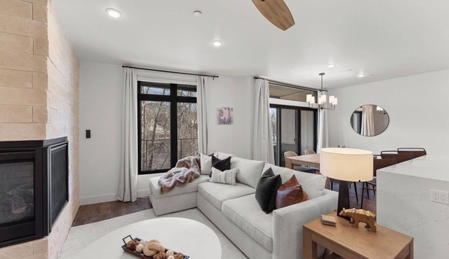 Luxury retreat: hot tub, steam shower, 2-bed 2-bath on the Blue River.