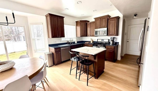 Luxury Sandy Retreat Clean & Minutes to Skiing