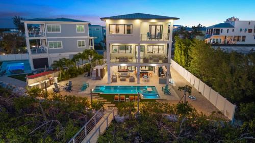 Luxury Seaside Escape ~ Heated Pool w Jacuzzi ~ Elevator ~ Dock ~ Scenic Views in Marathon