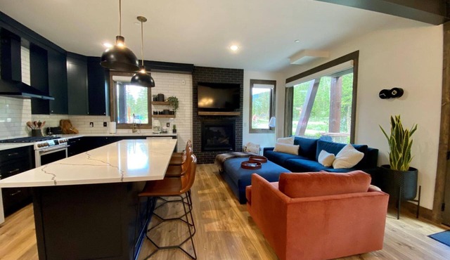 Luxury Ski Getaway |Private Hot Tub |Fireplace |King Suite |Minutes to Slopes |Steps to Free Shuttle