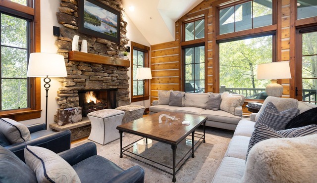 Luxury Ski in Out, Walk to Ritz Carlton, Air conditioned, Private Hot Tub, Pool!
