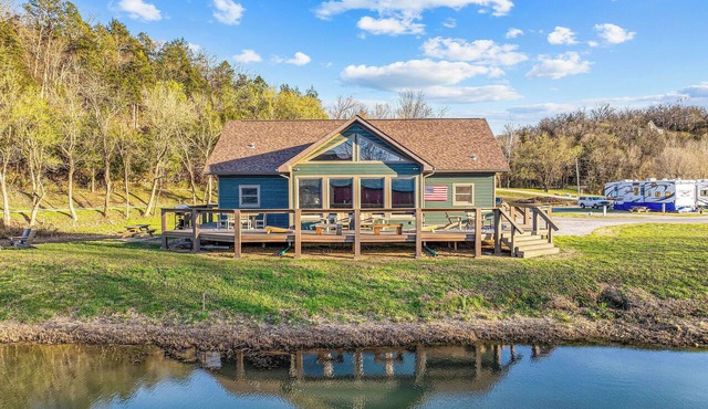 Luxury Vacation Cabin on the White River in Cotter