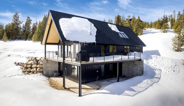 Luxury Villa with Ping-Pong Table and Design Interior in Tabernash, Colorado in Tabernash