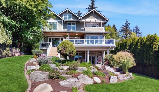 Luxury Waterfront Home Near Gig Harbor | Kayaks & Huge Decks in Gig Harbor