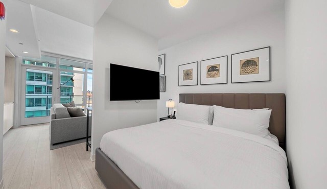 Luxury West Loop Suites: Your Chicago Stay with Modern Comfort & Resort Perks in Chicago