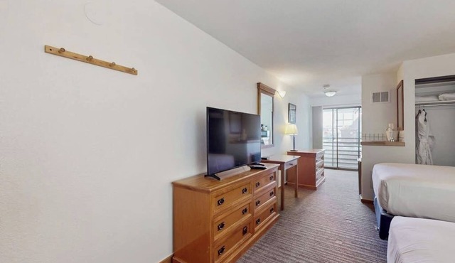 Main St. room - pool & hot tub - walk to lifts, dog-friendly, second floor