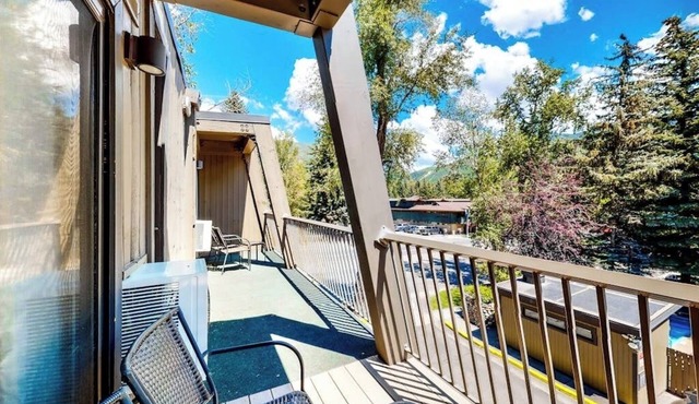 Main St. studio - pool & hot tub - walk to lifts, dog-friendly, balcony