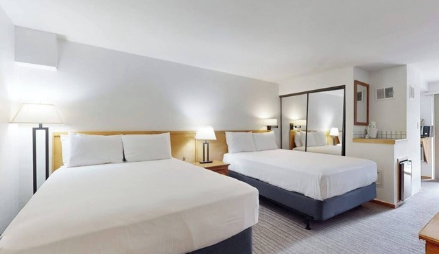 Main St. studio - pool & hot tub - walk to lifts, dog-friendly, private balcony