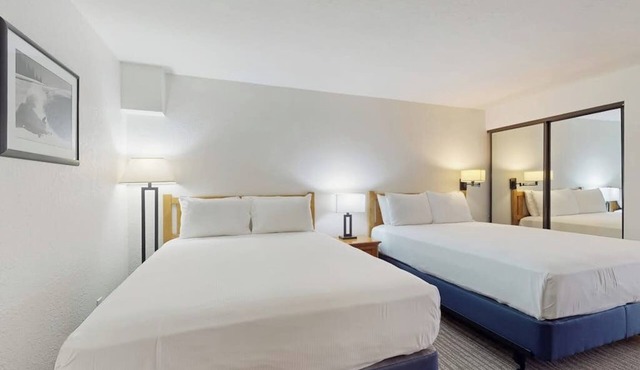 Main Street room - pool & hot tub - walk to lifts, dog-friendly, 2nd floor