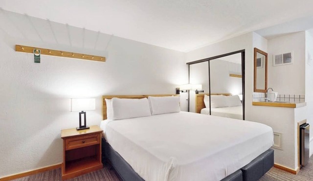 Main Street stay - pool & hot tub - walk to lifts, dog-friendly, ground-floor