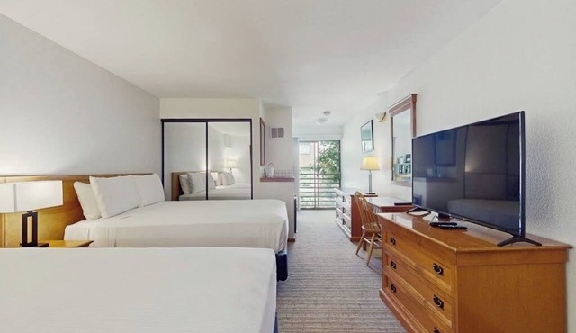 Main Street studio - pool & hot tub - walk to lifts, dog-friendly, third floor