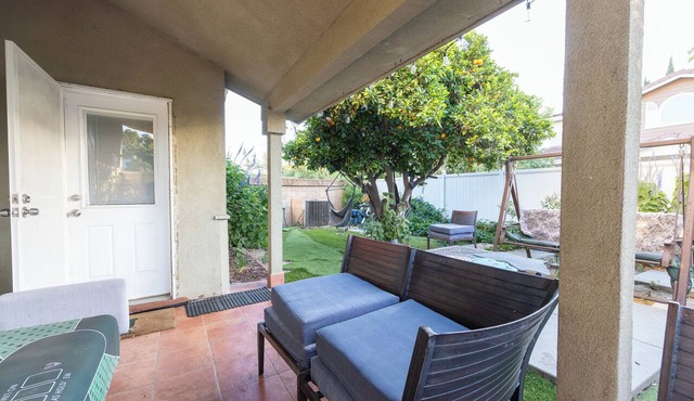 Massive High-Ceiling Home in the Heart of Bellflower for Large Groups in Bellflower