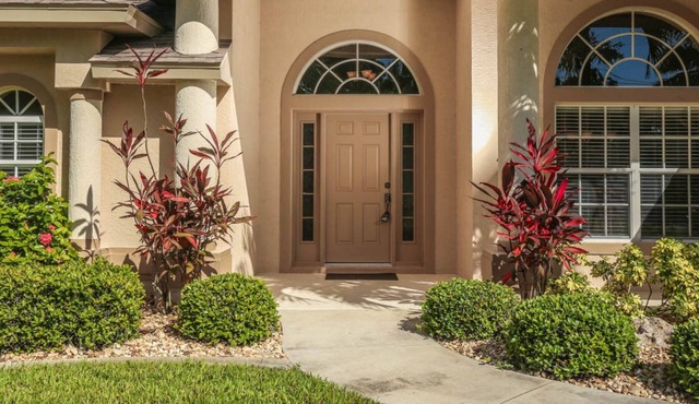 Medalist - Stunning lake side home with pool in Rotonda West