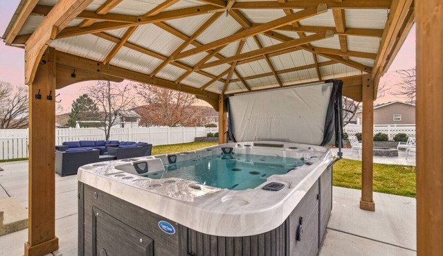 Mega Hot Tub - Fire Pit - Play Room - Sleeps 12