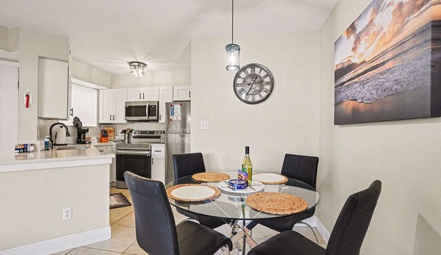 Michele · Ground Floor Beachside Condo · Half Mile from Beach in Indialantic
