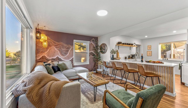 Mile High Retreat - Hot tub/Huge Backyard/Pool Table/Ping Pong/BoardGames/Arcade