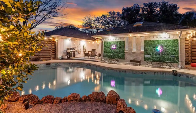 Mini Golf | Pool | Game room | Stylish & Spacious | Wifi | Free Parking in Dallas