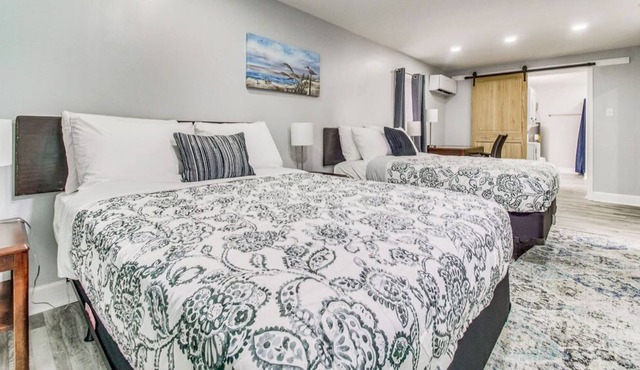 Mins to Downtown & the Beach! Myrtle Two-Suites!