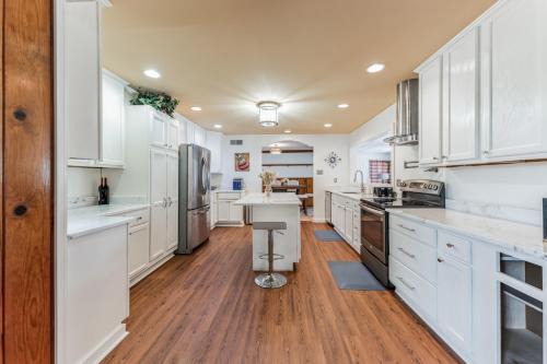 Mins to Graceland Secluded Rambling Ranch Style Home in Memphis