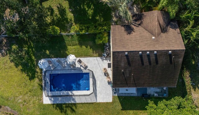 Minutes 2 Jupiter Beach SaltwaterPool BBQ Playroom in Jupiter