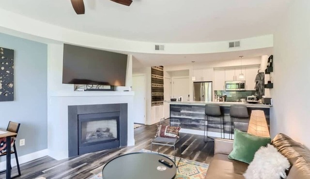 Modern 1 BDR Condo in Holiday Neighborhood
