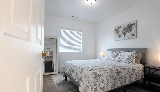 Modern 1BR Apartment Across from Trax – Easy Access to Downtown & Mall