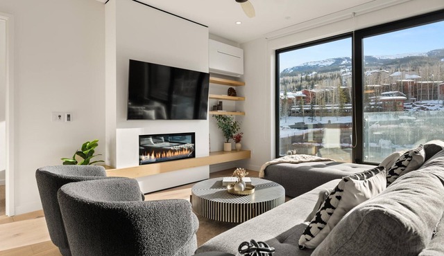Modern 2 Bedroom Ski In&Out Condo 05