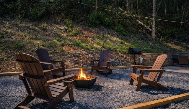 Modern 2BR Creekside Cottage, Minutes to Pigeon Forge, No steep roads in Sevierville