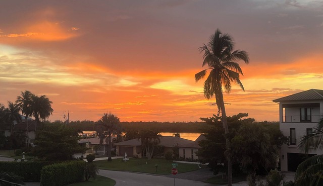Modern 4-bedroom house with pool/spa in Naples and minutes from Marco Island.