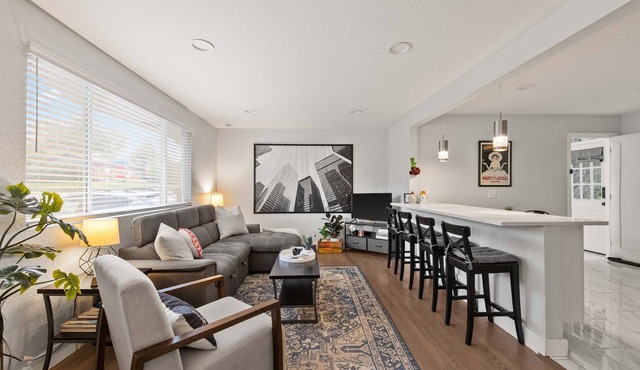 Modern 4BR Retreat: Private Yard - 10 Min to DEN