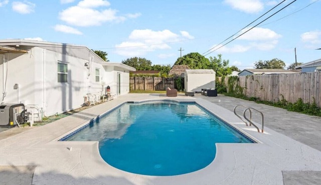 Modern 5/2 -Heated POOL. GRILL. Big backyard in Hollywood