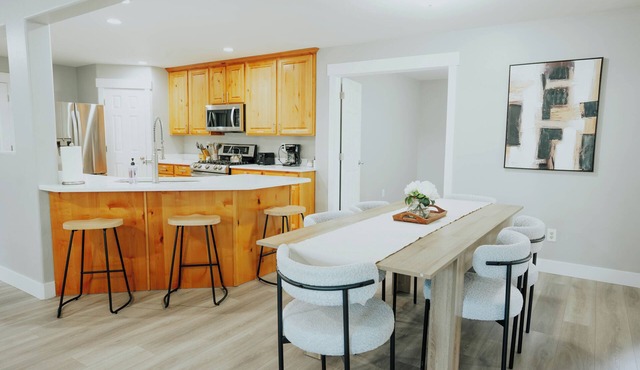 Modern 5BR Getaway Sleeps Large Groups Near Ski & City in West Jordan