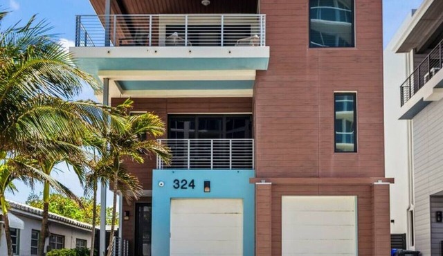 Modern beach house w rooftop jacuzzi & luxury beds