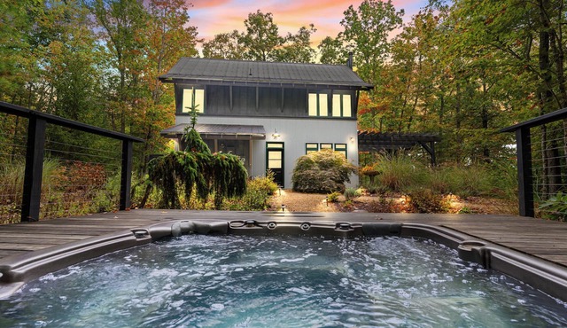 Modern cabin - private mountaintop location, hot tub, outdoor shower, fireplace in Elk Creek