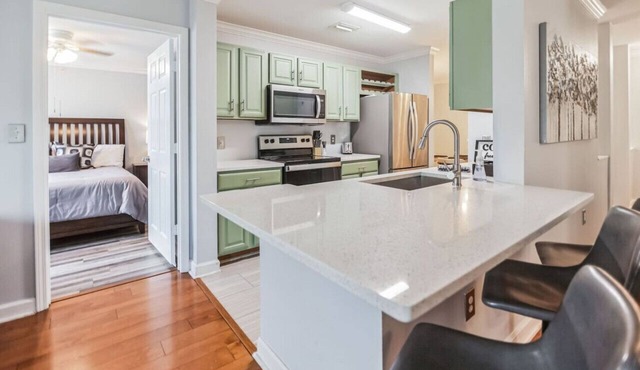 Modern Escape-Pool-HotTub-CaliKingBeds-EV Chargers in Tampa