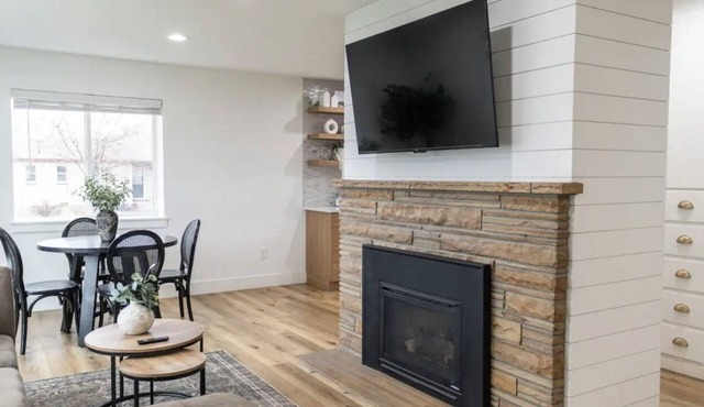 Modern Lux Upstairs Unit Near SLC W/King Bed, Yard, Garage and Washer/Dryer