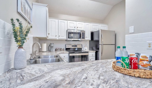 Modern Luxury Retreat w/Fast Wifi. 10 mins from Downtown, ASU & Maxwell AFB. in Montgomery