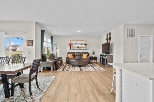 Modern, newer home, King bed, near Indianapolis in Pendleton
