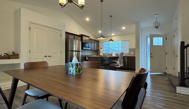 Modern & Spacious Home with Full Kitchen & Laundry in Bellevue